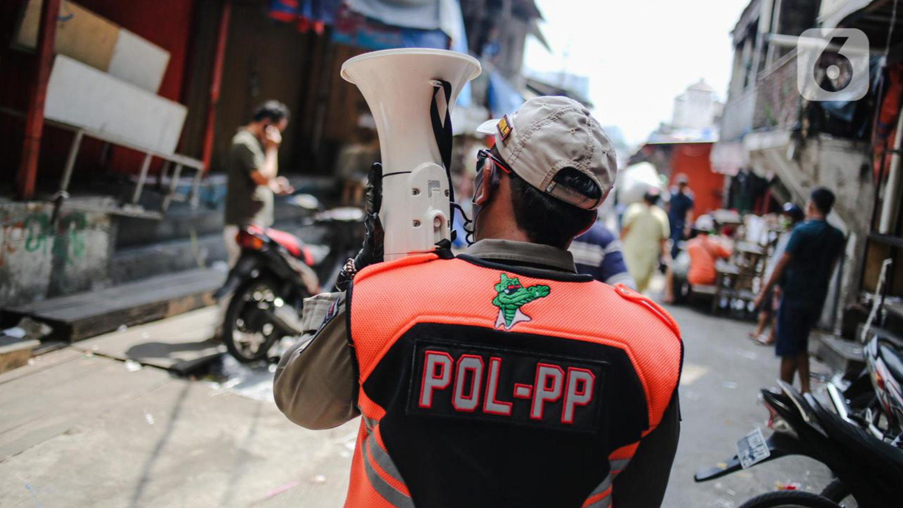 Petugas Satpol PP melakukan sosialisasi saat menertibkan pedagang yang nekat berjualan selama masa pandemi COVID-19 di kawasan Pasar Tanah Abang, Jakarta, Jumat (22/5/2020). Gubernur DKI Jakarta Anies Baswedan menambah PSBB selama 14 hari mulai tanggal 22 Mei 2020. (Liputan6.com/Faizal Fanani)